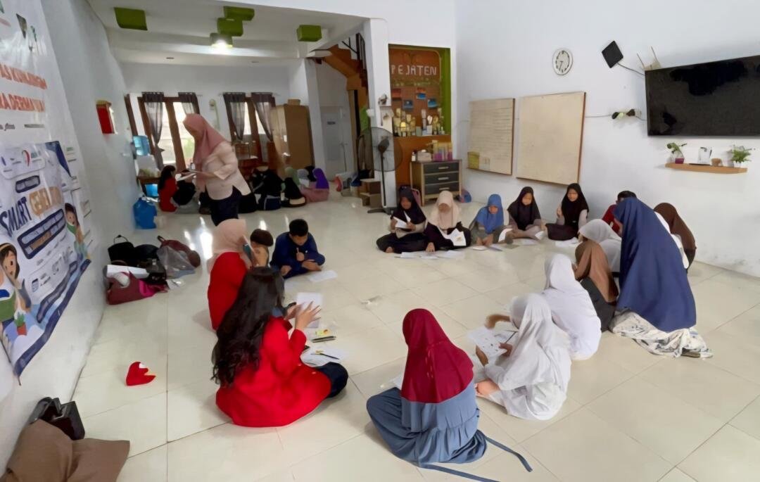 Mahasiswa Universitas Mercu Buana Jakarta mendampingi anak-anak Asrama Asuh Domyadhu dalam sesi pembelajaran bahasa Inggris dan literasi secara interaktif.(Sumber: Dokumentasi Pribadi)