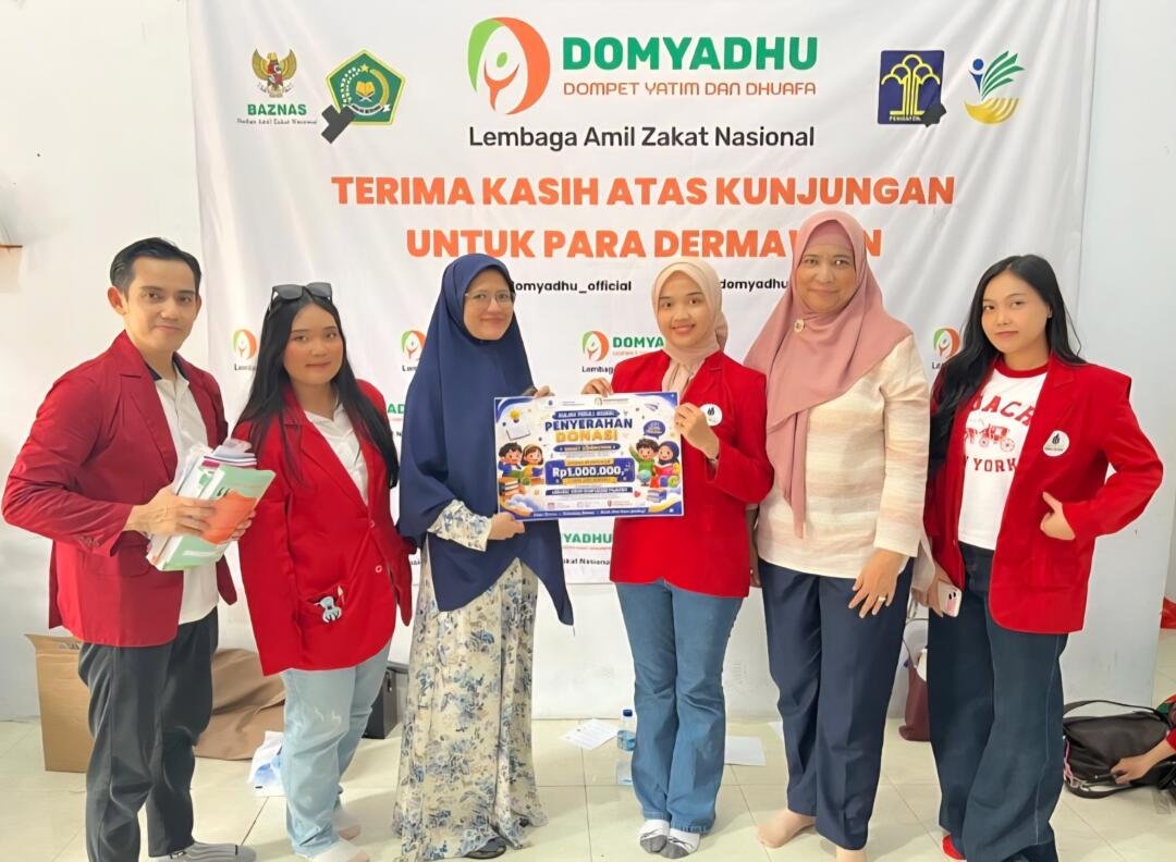 Penyerahan bantuan secara simbolis kepada pihak Asrama Asuh Domyadhu sebagai bentuk dukungan terhadap kegiatan pendidikan dan pengembangan anak-anak asuh.(Sumber: Dokumentasi Pribadi)