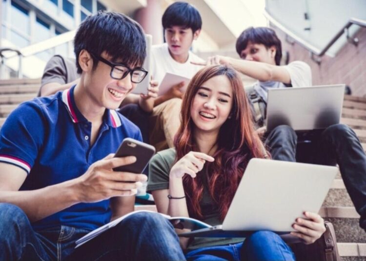Dampak Media Sosial terhadap Kehidupan Mahasiswa