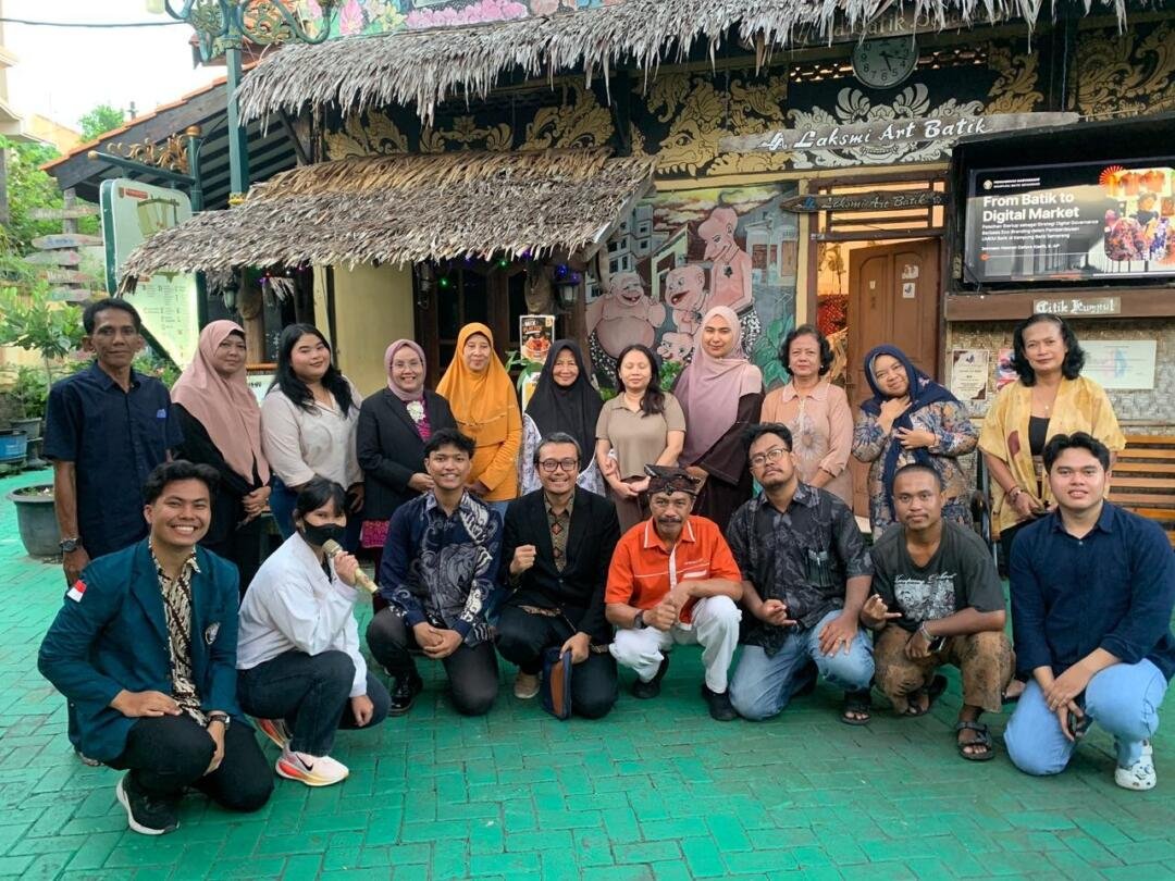 Kegiatan From Batik to Digital Market di Kampoeng Djadhoel Kampung Batik Semarang(Sumber: Dokumentasi Pribadi Departemen Administrasi Publik Undip, 2026)