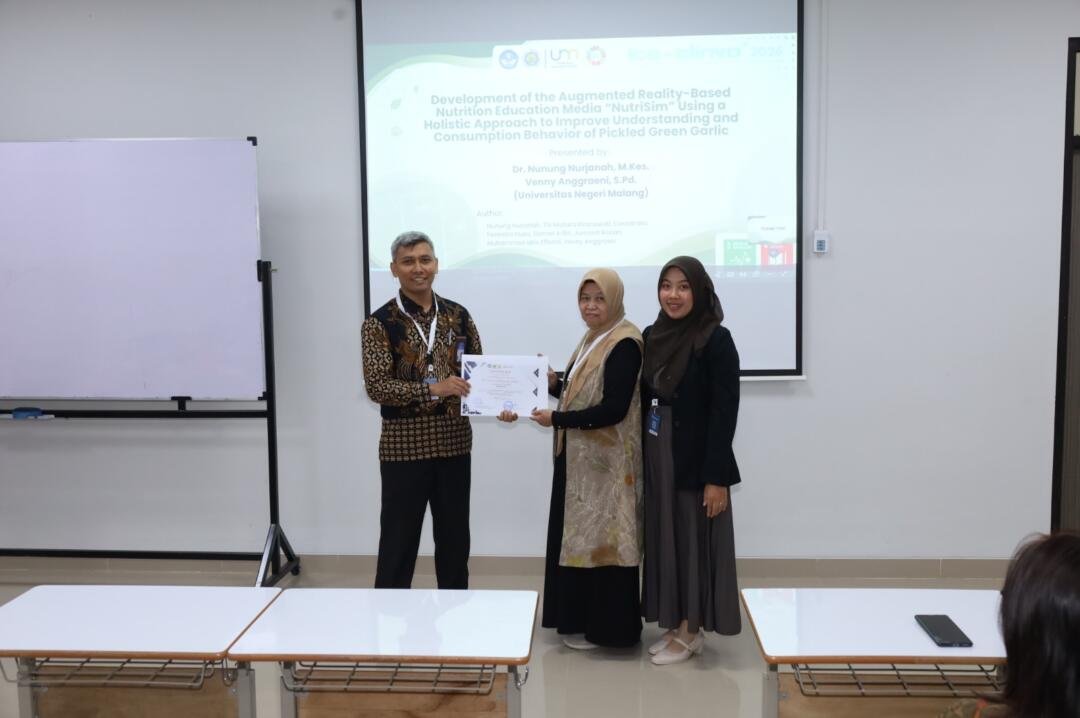 Dosen dan Mahasiswa Universitas Negeri Malang Presentasikan Inovasi Media Edukasi Gizi Berbasis Augmented Reality pada Seminar Internasional ICE-ELINVO 2026 48 Venny Presentasi