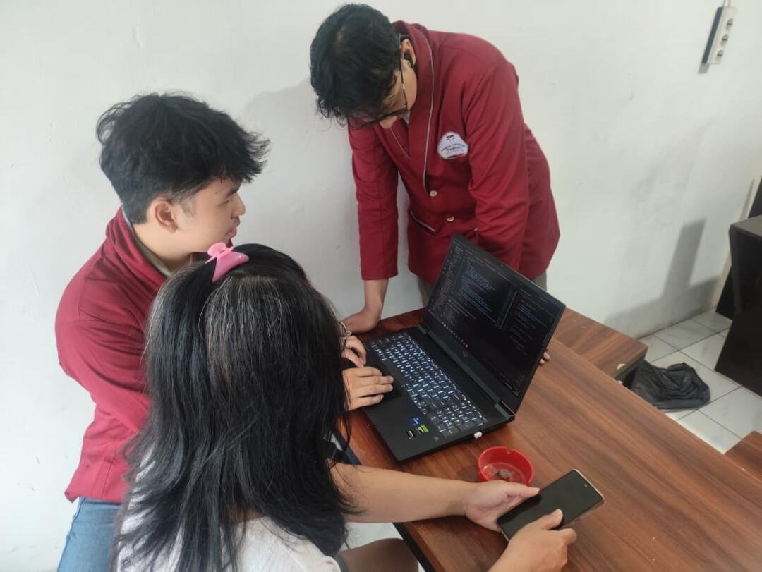 Digitalisasi UMKM: Mahasiswa Telkom University Purwokerto Sukses Implementasikan Sistem POS Terintegrasi dan Website Company Profile di Yamien 12K 52 Sosialisasi terhadap Mitra