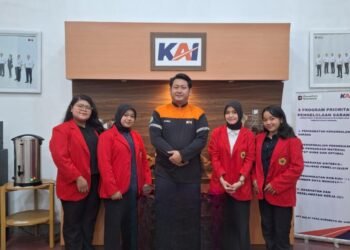 Belajar Dunia Monitoring dan Administrasi Kereta Lewat Pengalaman Magang di Balai Yasa Surabaya Gubeng 46 Dokumentasi Bersama Karyawan