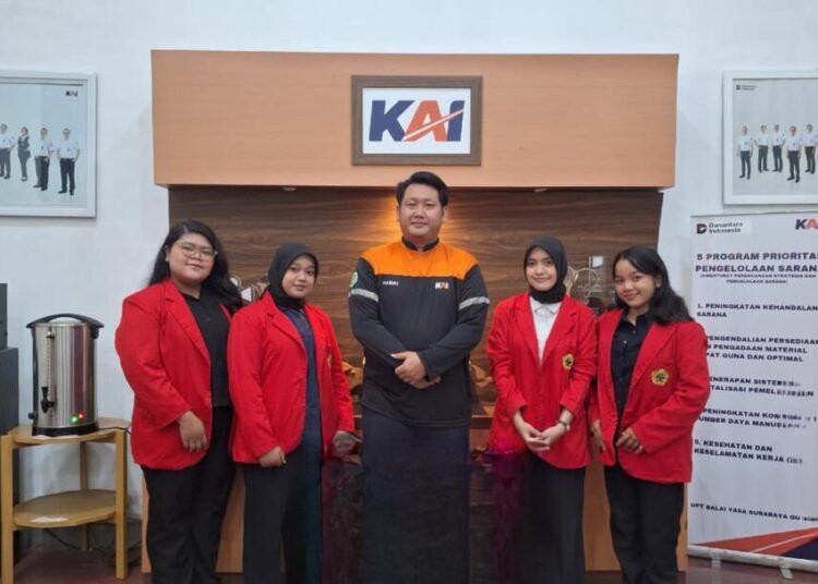 Belajar Dunia Monitoring dan Administrasi Kereta Lewat Pengalaman Magang di Balai Yasa Surabaya Gubeng 46 Dokumentasi Bersama Karyawan