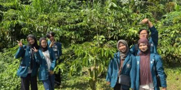 Mahasiswa Agribisnis Universitas Diponegoro melakukan observasi budidaya kopi organik di Kabupaten Batang sebagai bagian dari kegiatan praktikum lapangan.
