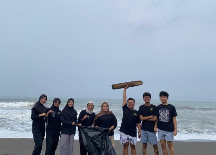 Aksi Bersih Pantai: Bentuk Kepedulian dan Implementasi SDGs di Pantai Pandansimo 46 WhatsApp Image 2026 06 04 at 22.58.26