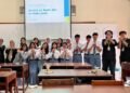 Empat mahasiswa Ilmu Komunikasi UNY bersama pengurus OSIS SMA Negeri 10 Yogyakarta usai kegiatan sosialisasi SDGs 6 tentang air bersih dan sanitasi, Kamis (4/6/2025).
