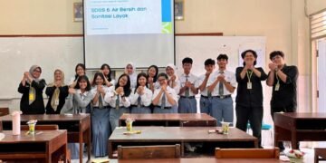 Mahasiswa Ilmu Komunikasi UNY Sosialisasikan SDGs 6 kepada Pengurus OSIS SMA Negeri 10 Yogyakarta 46 Empat mahasiswa Ilmu Komunikasi UNY bersama pengurus OSIS SMA Negeri 10 Yogyakarta usai kegiatan sosialisasi SDGs 6 tentang air bersih dan sanitasi, Kamis (4/6/2025).