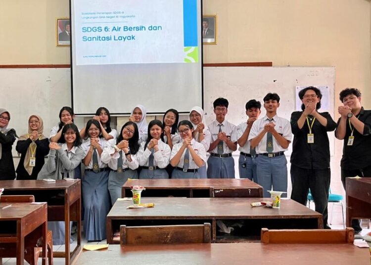 Mahasiswa Ilmu Komunikasi UNY Sosialisasikan SDGs 6 kepada Pengurus OSIS SMA Negeri 10 Yogyakarta 46 Empat mahasiswa Ilmu Komunikasi UNY bersama pengurus OSIS SMA Negeri 10 Yogyakarta usai kegiatan sosialisasi SDGs 6 tentang air bersih dan sanitasi, Kamis (4/6/2025).