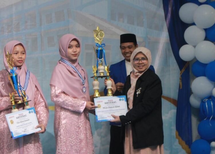 Sabuk Hitam Taekwondo dan Hafizh Al-Qur'an, Marsa Shofwati Afidah Raih Predikat Wisudawati Terbaik Bidang Character Building 49 WhatsApp Image 2026 06 06 at 22.35.52