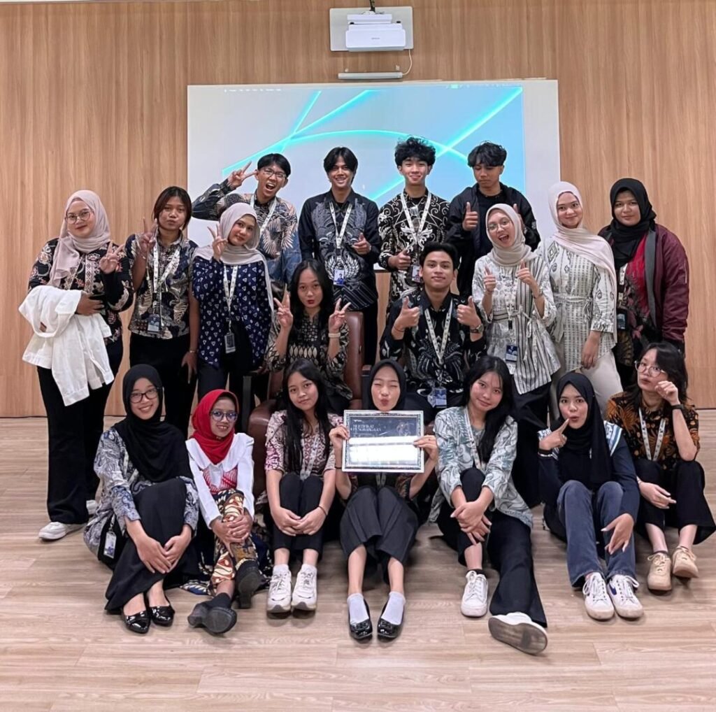 Webinar Internasional Mahasiswa: Kolaborasi Mahasiswa Ilmu Komunikasi UBD, MNC University dan UPSI Malaysia dalam Membangun Pemahaman Antarbudaya Global 50 Sesi foto panitia (MNC UNIVERSITY) saat Webinar Internasional Kolaborasi Antarbudaya. (Foto-Istimewa)