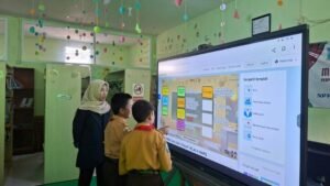 Siswa mengerjakan tantangan Wordwall (Sumber : Dokumentasi Pribadi)​​
