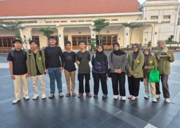 Semangat berbagi dan mengabdi untuk masyarakat. Mahasiswa melaksanakan kegiatan pengabdian masyarakat di kawasan Alun-Alun Surabaya sebagai bentuk kontribusi nyata dalam meningkatkan kepedulian sosial, mempererat hubungan dengan masyarakat, serta menerapkan ilmu yang diperoleh di bangku perkuliahan. ✨🤝