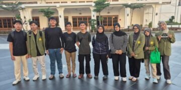 Kreatif! Mahasiswa UPN Veteran Jatim Kampanyekan Moderasi Beragama Lewat 'Street Interview' di Alun-Alun Surabaya 56 Semangat berbagi dan mengabdi untuk masyarakat. Mahasiswa melaksanakan kegiatan pengabdian masyarakat di kawasan Alun-Alun Surabaya sebagai bentuk kontribusi nyata dalam meningkatkan kepedulian sosial, mempererat hubungan dengan masyarakat, serta menerapkan ilmu yang diperoleh di bangku perkuliahan. ✨🤝