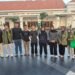 Kreatif! Mahasiswa UPN Veteran Jatim Kampanyekan Moderasi Beragama Lewat 'Street Interview' di Alun-Alun Surabaya 53 Semangat berbagi dan mengabdi untuk masyarakat. Mahasiswa melaksanakan kegiatan pengabdian masyarakat di kawasan Alun-Alun Surabaya sebagai bentuk kontribusi nyata dalam meningkatkan kepedulian sosial, mempererat hubungan dengan masyarakat, serta menerapkan ilmu yang diperoleh di bangku perkuliahan. ✨🤝