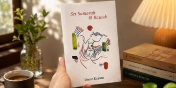 Sri Sumarah dan Bawuk: Potret Perempuan Indonesia yang Tak Pernah Menyerah 56 Cover Sri Sumarah dan Bawuk menampilkan sosok perempuan yang menjadi pusat cerita. Garis-garis dan warna yang mengelilinginya melambangkan perjalanan hidup, konflik, serta perjuangan yang dihadapi tokoh-tokoh perempuan dalam menghadapi tekanan sosial dan perubahan zaman. Desain yang sederhana namun dinamis mencerminkan keteguhan dan ketabahan perempuan yang menjadi tema utama dalam novelet ini.