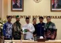 HMI Cabang Yogyakarta Usulkan Lima Agenda Transformasi Ekologi untuk Kota Yogyakarta 47 Keterangan Foto: Ketua Umum HMI Cabang Yogyakarta menyerahkan *policy brief* kepada Wali Kota Yogyakarta pada Open House HUT Pemkot Yogyakarta. Sumber: Dok. HMI Cabang Yogyakarta.