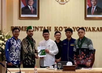 HMI Cabang Yogyakarta Usulkan Lima Agenda Transformasi Ekologi untuk Kota Yogyakarta 46 Keterangan Foto: Ketua Umum HMI Cabang Yogyakarta menyerahkan *policy brief* kepada Wali Kota Yogyakarta pada Open House HUT Pemkot Yogyakarta. Sumber: Dok. HMI Cabang Yogyakarta.