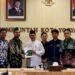 HMI Cabang Yogyakarta Usulkan Lima Agenda Transformasi Ekologi untuk Kota Yogyakarta 52 Keterangan Foto: Ketua Umum HMI Cabang Yogyakarta menyerahkan *policy brief* kepada Wali Kota Yogyakarta pada Open House HUT Pemkot Yogyakarta. Sumber: Dok. HMI Cabang Yogyakarta.