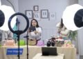 Dibalik Layar Live Shopping: Bagaimana Sistem Informasi E-Comerce Mengubah Penonton Menjadi Pembeli Spontan melalui Fitur Interaktif dan Manajemen Promo Real-Time 49 WhatsApp Image 2026 06 14 at 17.42.12