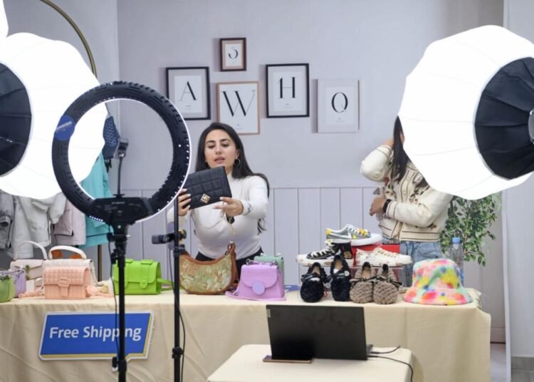 Dibalik Layar Live Shopping: Bagaimana Sistem Informasi E-Comerce Mengubah Penonton Menjadi Pembeli Spontan melalui Fitur Interaktif dan Manajemen Promo Real-Time 46 WhatsApp Image 2026 06 14 at 17.42.12