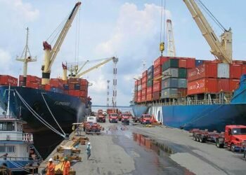 Foto Kapal Dagang di Dermaga