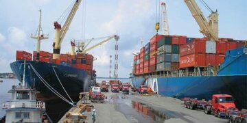 Foto Kapal Dagang di Dermaga