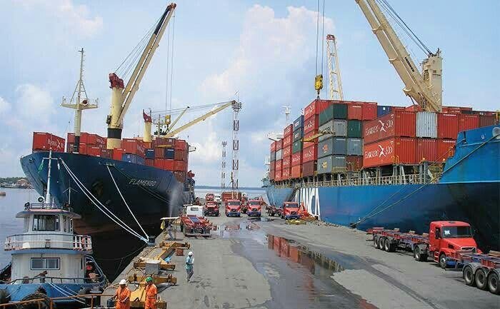 Foto Kapal Dagang di Dermaga