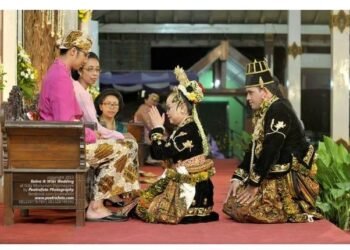 Sumber : Google,Foto Pernikahan Adat Jawa, Prosesi Sungkeman Wedding Retno+Wibi di Gedung Monumen Diponegoro Yogyakarta .
