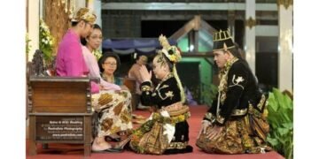 Sumber : Google,Foto Pernikahan Adat Jawa, Prosesi Sungkeman Wedding Retno+Wibi di Gedung Monumen Diponegoro Yogyakarta .