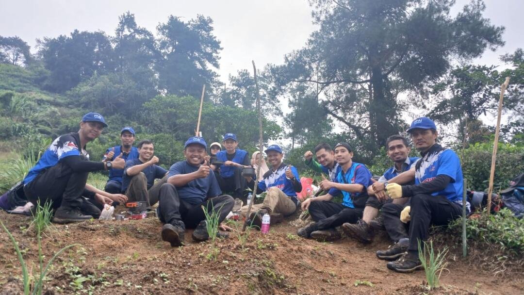 Menembus Batas Usia: Kisah Teladan Abi Jhon Mendampingi Pemuda elTAHFIDH Menaklukkan Gunung Halimun 56 WhatsApp Image 2026 06 16 at 14.20.11