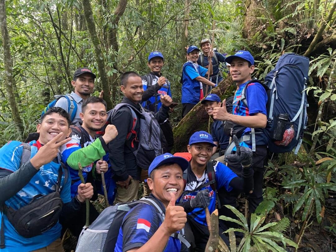 Menembus Batas Usia: Kisah Teladan Abi Jhon Mendampingi Pemuda elTAHFIDH Menaklukkan Gunung Halimun 53 WhatsApp Image 2026 06 16 at 14.20.13 1