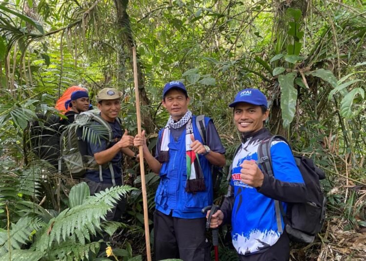 Menembus Batas Usia: Kisah Teladan Abi Jhon Mendampingi Pemuda elTAHFIDH Menaklukkan Gunung Halimun 51 WhatsApp Image 2026 06 16 at 14.20.13 2 1