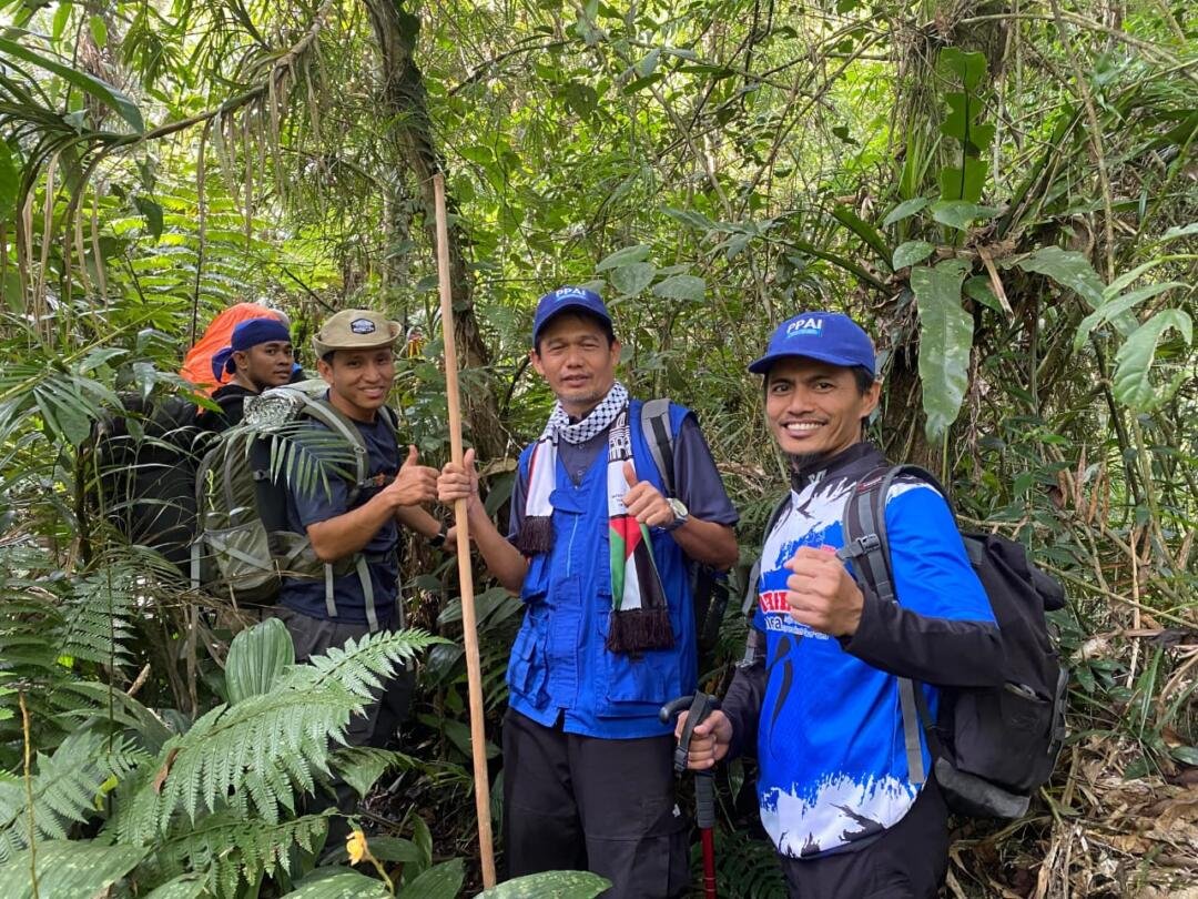 Menembus Batas Usia: Kisah Teladan Abi Jhon Mendampingi Pemuda elTAHFIDH Menaklukkan Gunung Halimun 55 WhatsApp Image 2026 06 16 at 14.20.13 2