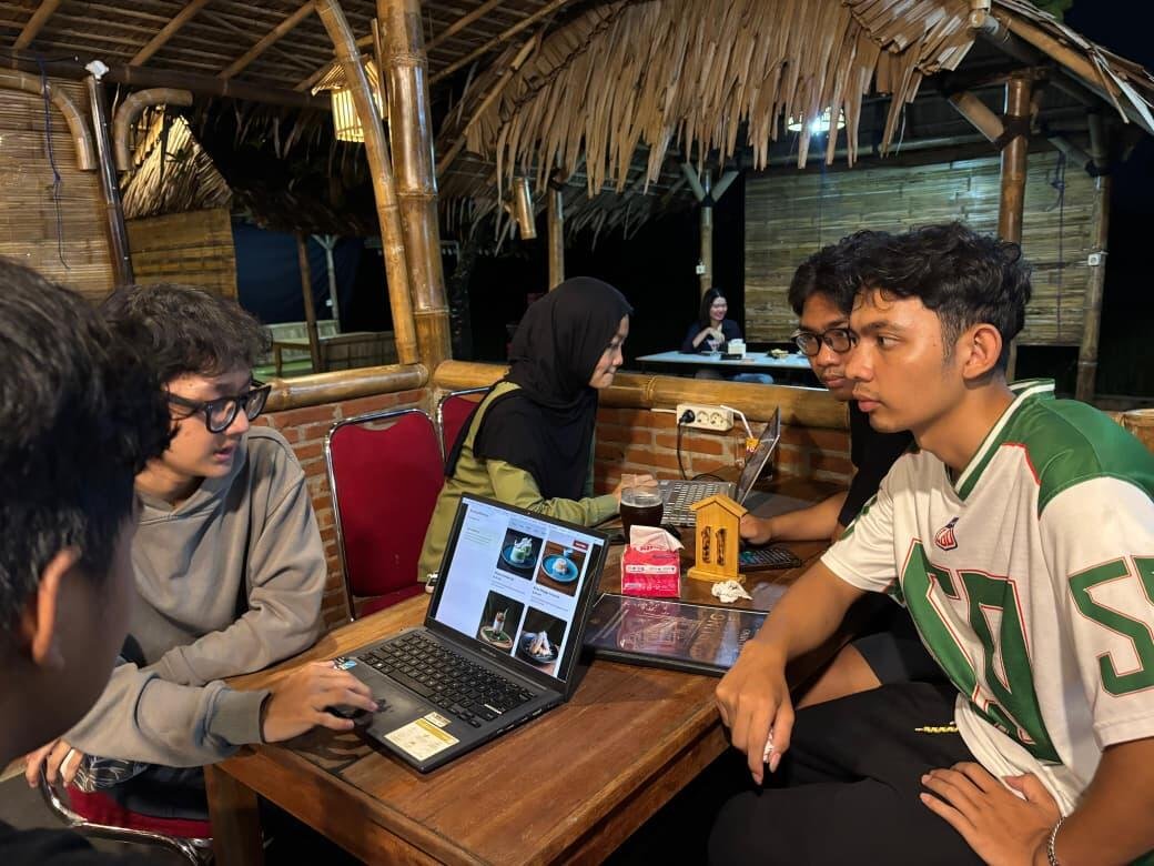 Mahasiswa Universitas Telkom Purwokerto Dorong Digitalisasi UMKM Warung Bleketepe Banyumas Melalui Website Terintegrasi 47 Sesi wawancara dan observasi tim mahasiswa Universitas Telkom Purwokerto dengan pemilik UMKM Warung Bleketepe Banyumas.