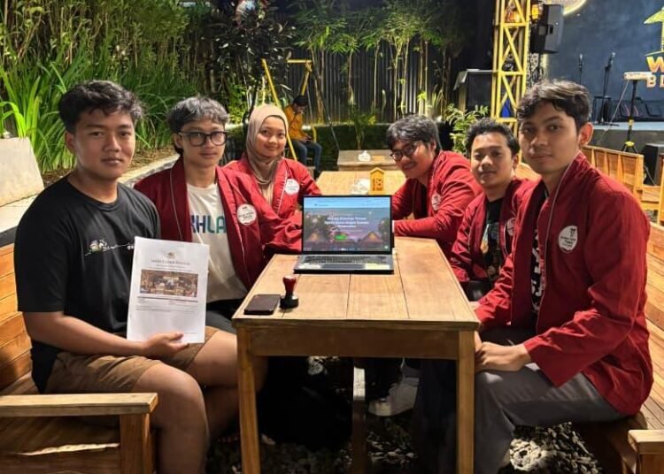 Mahasiswa Universitas Telkom Purwokerto Dorong Digitalisasi UMKM Warung Bleketepe Banyumas Melalui Website Terintegrasi 46 Momen penyerahan website UMKM Warung Bleketepe Banyumas oleh tim mahasiswa program Informatika untuk Masyarakat Universitas Telkom Purwokerto.