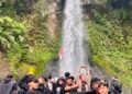 Suasana curug cibeureum yang di padati mahasiswa. (Foto: Dennis Fadilah)