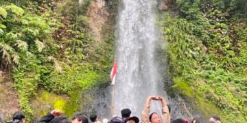 Suasana curug cibeureum yang di padati mahasiswa. (Foto: Dennis Fadilah)