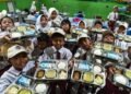 Gambar siswa mengkonsumsi MBG (Sumber: Tempo)