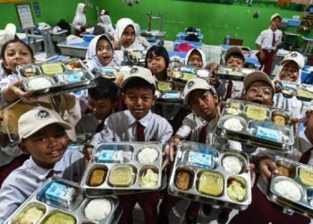 Hukum Tak Tertulis di Dapur Negara: Perspektif Antropologi Hukum atas Relasi Kuasa "Titip Menitip" Proyek Makan Gratis 46 Gambar siswa mengkonsumsi MBG (Sumber: Tempo)