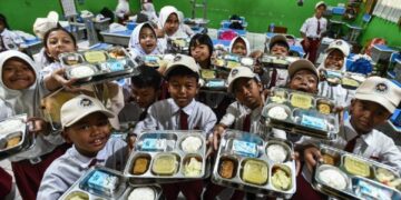 Gambar siswa mengkonsumsi MBG (Sumber: Tempo)