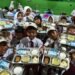 Hukum Tak Tertulis di Dapur Negara: Perspektif Antropologi Hukum atas Relasi Kuasa "Titip Menitip" Proyek Makan Gratis 55 Gambar siswa mengkonsumsi MBG (Sumber: Tempo)