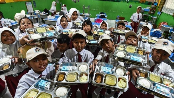 Hukum Tak Tertulis di Dapur Negara: Perspektif Antropologi Hukum atas Relasi Kuasa "Titip Menitip" Proyek Makan Gratis 46 Gambar siswa mengkonsumsi MBG (Sumber: Tempo)