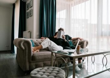 Ilustrasi Living Together (Sumber: Unplash/Toa Heftiba)