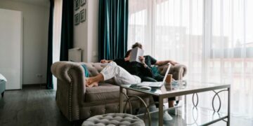 Ilustrasi Living Together (Sumber: Unplash/Toa Heftiba)