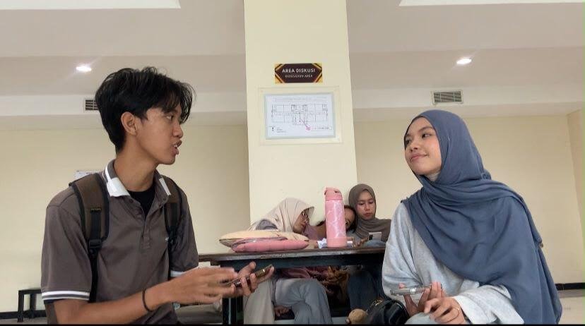 Dampak Keterbatasan Finansial terhadap Kondisi Psikologis Mahasiswa Perantau Universitas Muhammadiyah Malang 48 Dokumentasi saat mahasiswa Universitas Muhammadiyah Malang melakukan sesi wawancara (Sumber: Dokumentasi Pribadi)