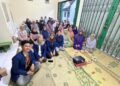 Mahasiswa FEB UNY melakukan sosialisasi pemilahan sampah kepada ibu-ibu PKK RT 07 Kampung Cepit (Sumber : Dokumentasi Pribadi)