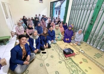 Mahasiswa FEB UNY melakukan sosialisasi pemilahan sampah kepada ibu-ibu PKK RT 07 Kampung Cepit (Sumber : Dokumentasi Pribadi)