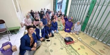 Dukung SDGs 3, Mahasiswa FEB UNY Sosialisasikan Pemilahan Sampah untuk Mewujudkan Lingkungan Sehat dan Bernilai Ekonomi di Kampung Cepit Soropadan 56 Mahasiswa FEB UNY melakukan sosialisasi pemilahan sampah kepada ibu-ibu PKK RT 07 Kampung Cepit (Sumber : Dokumentasi Pribadi)