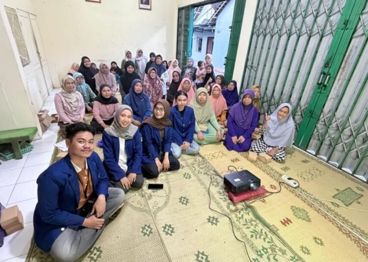 Mahasiswa FEB UNY melakukan sosialisasi pemilahan sampah kepada ibu-ibu PKK RT 07 Kampung Cepit (Sumber : Dokumentasi Pribadi)